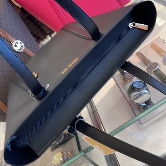 MICHAEL KORS
Pratt Large Tote Shoulder Bag
COLOR BLACK
NWT - Picture 15 of 16